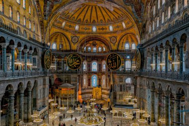 İSTANBUL, TÜRKEYE - 08 Nisan 2011: Hagia Sofya, Türkiye 'de hayatı kilise, cami ve müze olarak gören dünyanın en ünlü simgesidir..