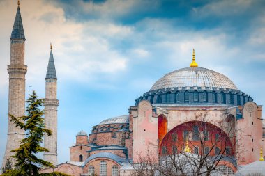 İstanbul, Türkiye 'de hayatı bir kilise, cami ve müze olarak gören ve yakın tarihte Cumhurbaşkanı Erdoğan tarafından camiye çevrilen Hagia Sofya, dünyanın en ünlü simgesi..