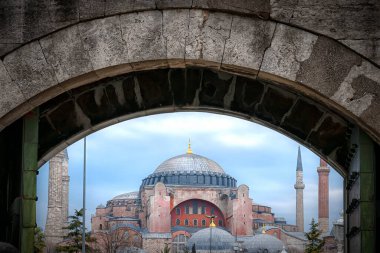 İstanbul, Türkiye 'de hayatı bir kilise, cami ve müze olarak gören ve yakın tarihte Cumhurbaşkanı Erdoğan tarafından camiye çevrilen Hagia Sofya, dünyanın en ünlü simgesi..