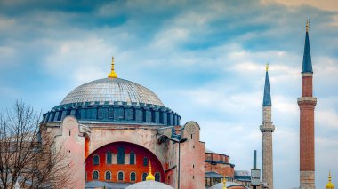 İstanbul, Türkiye 'de hayatı bir kilise, cami ve müze olarak gören ve yakın tarihte Cumhurbaşkanı Erdoğan tarafından camiye çevrilen Hagia Sofya, dünyanın en ünlü simgesi..