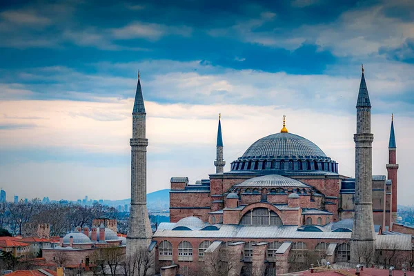 ハギア ソフィアは トルコのイスタンブールで世界的に有名なランドマークであり モスク 博物館としての生活を見ており 最近ではエルドアン大統領によってモスクに変換されています — ストック写真