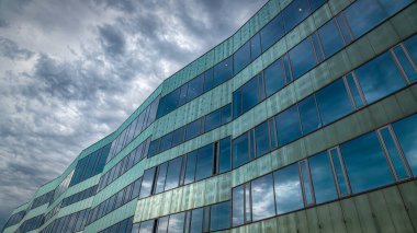MALMO, SWEDEN - 21 Ağustos 2020: Malmö Üniversitesi 'nin modern binalarından biri.