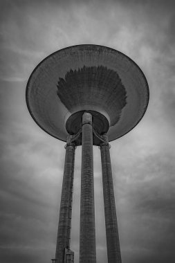 İsveç 'in Landskrona kıyısındaki çok yüksek su kulesi kilometrelerce öteden görülebilen bir simgedir..