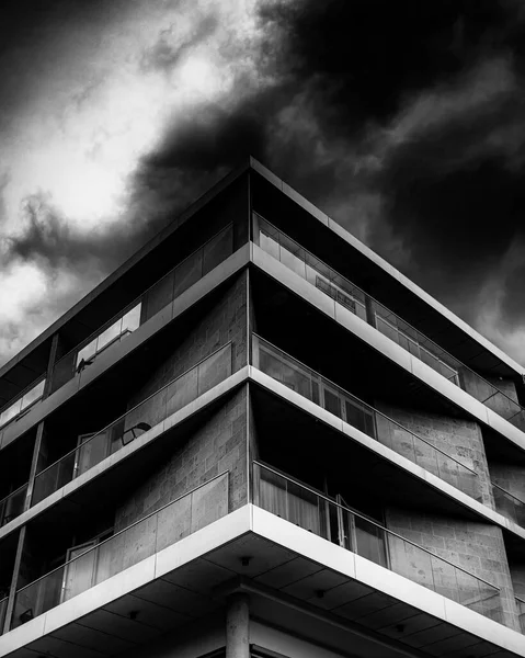 Ασπρόμαυρη Εικαστική Φωτογραφία Μοντέρνας Αρχιτεκτονικής Που Βρέθηκε Στη Σουηδική Πόλη — Φωτογραφία Αρχείου