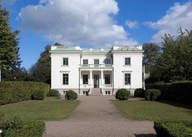 HELSİNGBORG, SWEDEN - EYLÜL 06, 2020: Vikingsberg villasının ön cephesi ve bahçesi.