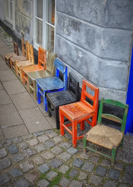 Zátiší Mnohobarevných Dětských Dřevěných Židlí Řadě Ulici — Stock fotografie