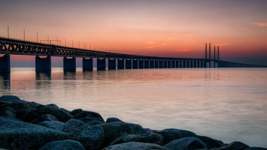 MALMO, SWEDEN - 20 EYLÜL İsveç ile Danimarka 'yı gün batımında birbirine bağlayan oresunds köprüsü.