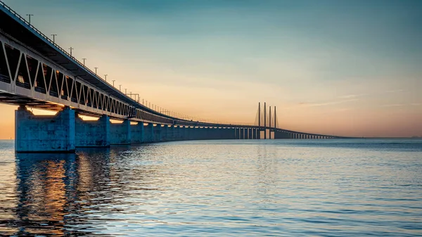 9月20日 日落时连接瑞典和丹麦的太阳桥 — 图库照片