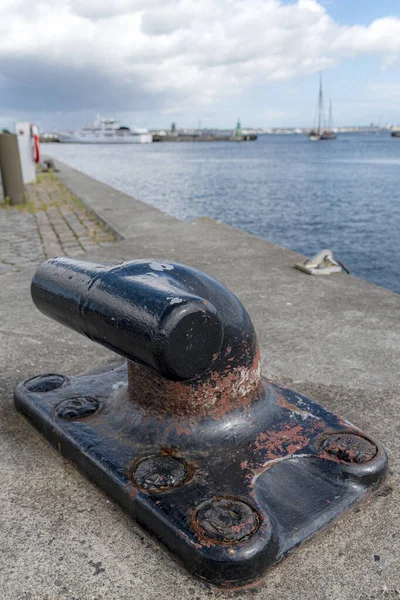 丹麦Helsingor港口的一个金属系泊护柱 — 图库照片