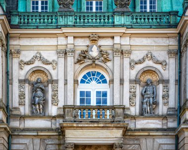 KLAMPENBORG, DENMARK - Ekim 03, 2020: Danimarka 'daki Dyrehaven geyik parkındaki Hermitage Sarayı.