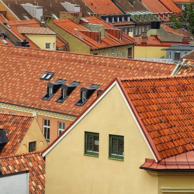 HELSİNGBORG, SWEDEN - ECTOBER 06, 2020: Şehrin farklı mimari detaylarını ve stillerini gösteren gelişmiş bir görünümü.