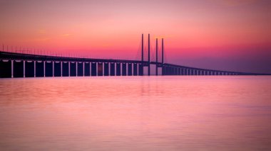 MALMO, SWEDEN - 20 EYLÜL İsveç ile Danimarka 'yı gün batımında birbirine bağlayan oresunds köprüsü.