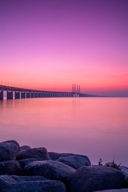 MALMO, SWEDEN - 20 EYLÜL İsveç ile Danimarka 'yı gün batımında birbirine bağlayan oresunds köprüsü.