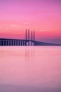 MALMO, SWEDEN - 20 EYLÜL İsveç ile Danimarka 'yı gün batımında birbirine bağlayan oresunds köprüsü.