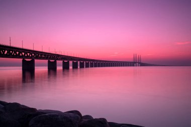 MALMO, SWEDEN - 20 EYLÜL İsveç ile Danimarka 'yı gün batımında birbirine bağlayan oresunds köprüsü.