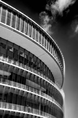 MALMO, SWEDEN - 13 Mayıs 2013: İsveç 'in Malmö şehrinde bulunan modern mimarinin siyah beyaz güzel bir sanat fotoğrafı.