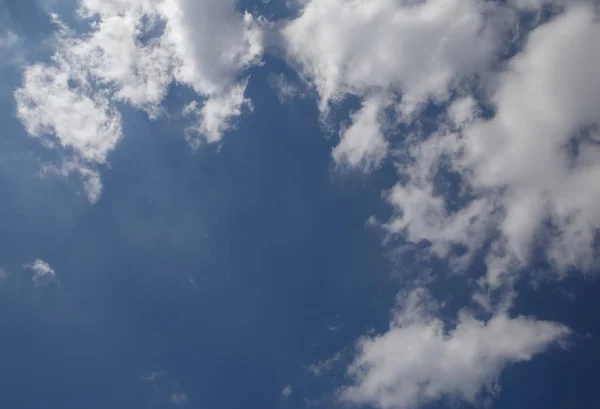 Πολλά Σύννεφα Στον Ουρανό Κάνοντας Μπλε Κύκλο — Φωτογραφία Αρχείου