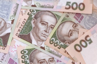 Beş yüz Ukraynalı hryvnias banknotlar yığını