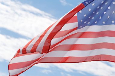 bulutlu gökyüzü karşı Amerikan bayrağı yakın çekim