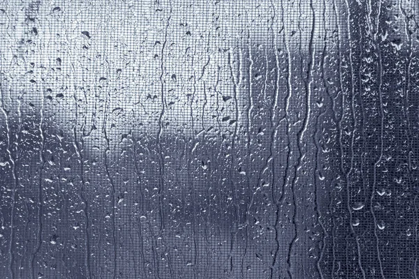Zbliżenie Krople Deszczu Oknie Mosqito Netto — Zdjęcie stockowe