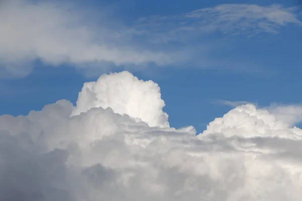 Δες Στο Πρησμένα Βροχή Σύννεφα Ένα Μπλε Ουρανό — Φωτογραφία Αρχείου