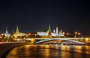 Moskova Kremlin ve Moskova Nehri'ne Bolshoy Kamenny köprüde görme gece