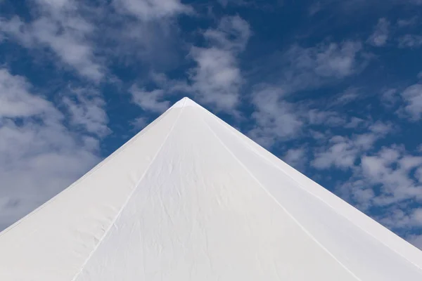 Topo Tenda Branca Contra Céu Azul Nublado — Fotografia de Stock