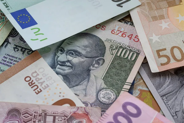 Hundra Indiska Rupier Sedeln Mellan Euro Dollar Och Andra Valutor — Stockfoto