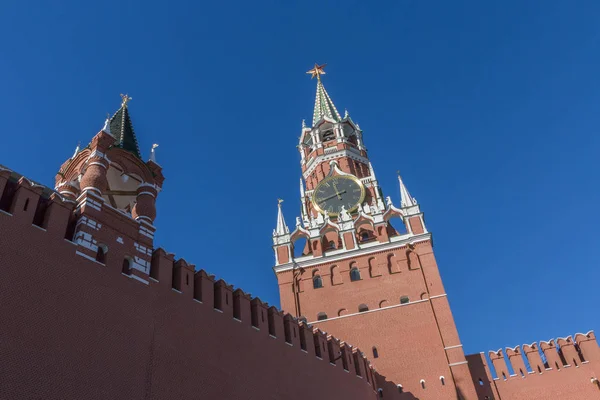 Vista Sobre Torre Spasskaya Del Kremlin Moscú Contra Cielo Azul —  Fotos de Stock