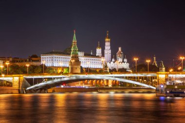 Moskova Nehri ve Moskova Kremlin görme gece