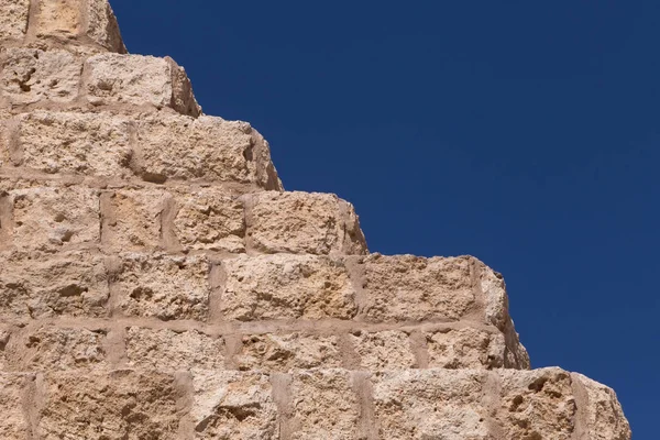 青空の手順で石の壁 — ストック写真