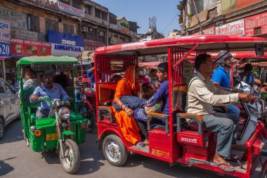 Yeni Delhi, Hindistan - 13 Mart 2018: tuk-tuks Chandni Chowk'tan Caddesi üzerinde