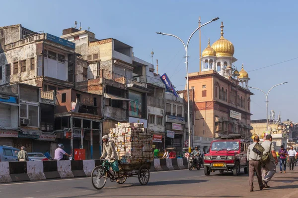 Yeni Delhi, Hindistan - 13 Mart 2018: Chandni Chowk'tan Pazar sabah katında
