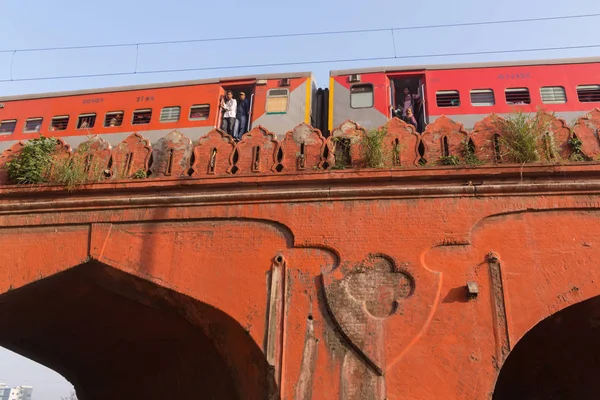 Νέο Δελχί Ινδία Μαρτίου 2018 Επιβατική Αμαξοστοιχία Στη Γέφυρα Στο — Φωτογραφία Αρχείου