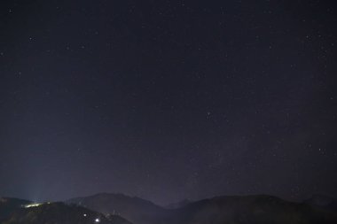 Himalaya Dağları Dharamshala, Hindistan yukarıda gece gökyüzü