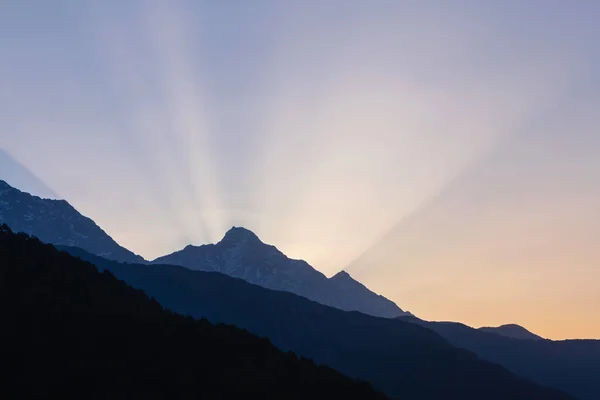 印度喜马拉雅山山后升起的太阳的光芒 — 图库照片