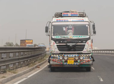 Yeni Delhi, Hindistan - 14 Mart 2018: kamyon giden yolda New Delhi Jaipur