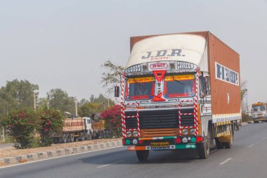 Yeni Delhi, Hindistan - 14 Mart 2018: kamyon giden yolda New Delhi Jaipur