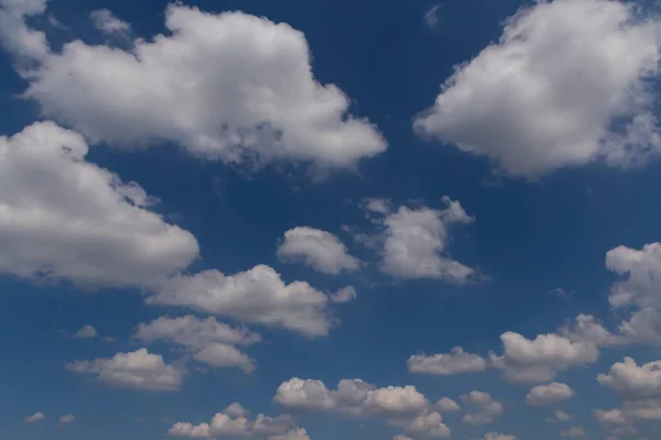 Σύννεφα Cumulus Έναν Γαλάζιο Ουρανό — Φωτογραφία Αρχείου