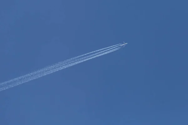Flugzeug Fliegt Blauem Himmel — Stockfoto