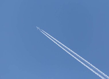 mavi gökyüzünde ki düzlemden iz