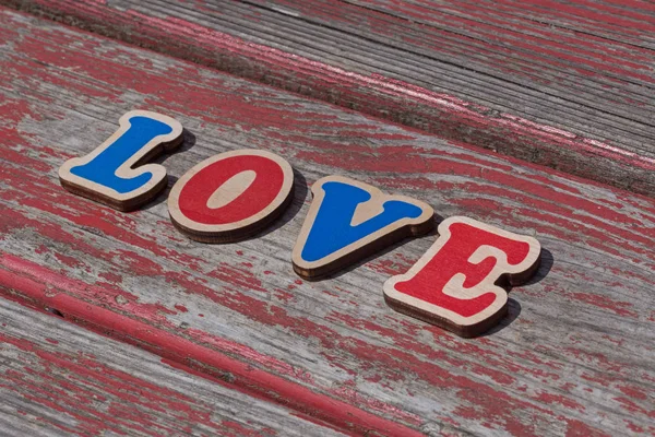 Slovo Láska Dřevěných Písmen Dřevěné Lavičce — Stock fotografie