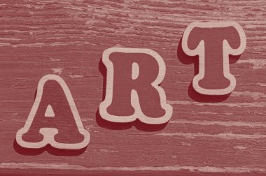 Tahta tahtadaki ahşap harflerden yapılmış kelime sanatı.