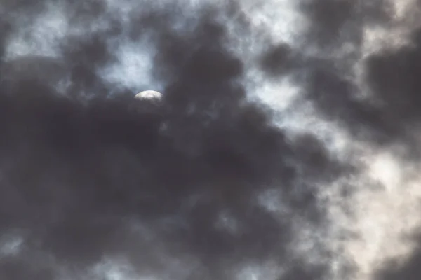 暗い雲の後ろに隠された太陽の眺め — ストック写真