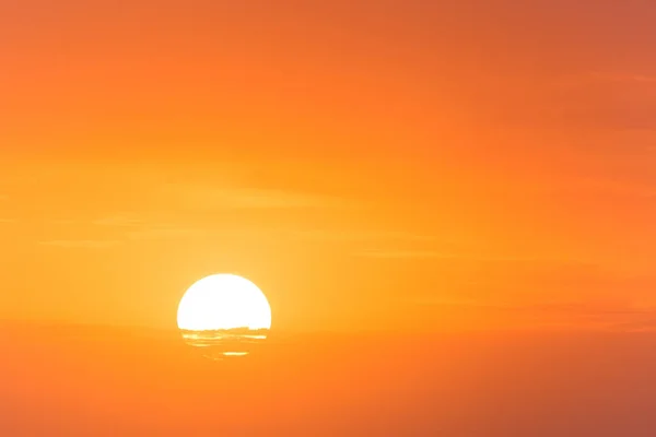 Vista Sobre Sol Nascendo Atrás Pequenas Nuvens — Fotografia de Stock