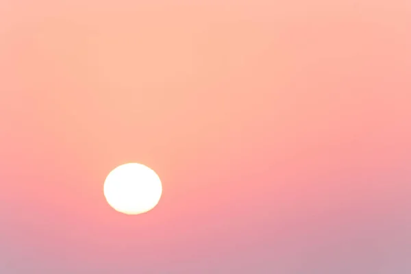 晴れた空に昇る太陽を眺め — ストック写真