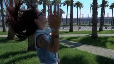 Genç ateşli bayan olağanüstü siyah parlaklık saçları ve kaykay binmek için Başlat atar