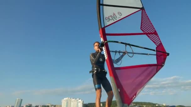 Jonge Windsurf Windfoil Sportman Glimlacht Terwijl Ritten Het Wateroppervlak Tijdens — Stockvideo