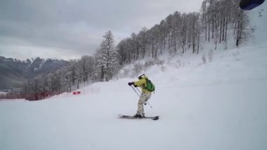Nice boş Kayak yolda oyma. Kız rides her yerinde Kayak parça parlak giysilerle giyinmiş. Kız kış sporları hoşlanır.