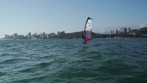 Junge Wassersportler trainieren in goldener Stunde auf dem offenen Wasser. Mann mit unbegrenztem Körper. Zufriedenheit mit dem Wassersport. Das Leben genießen. — Stockvideo